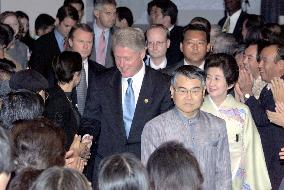 Clinton enters reception hall